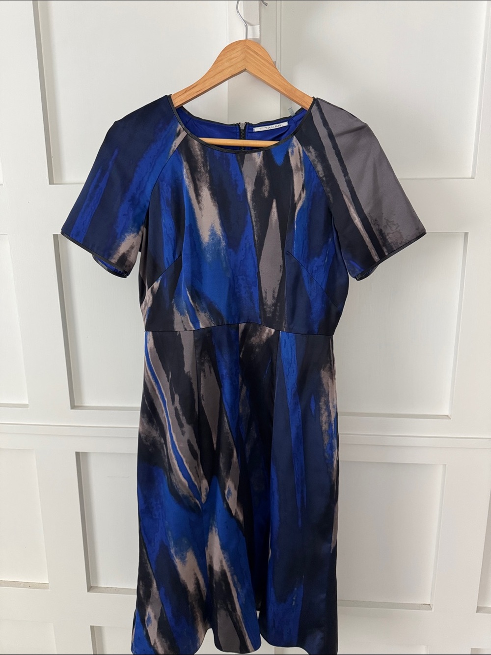 T Tahari Blue and Gray Abstract Short Sleeve Dress